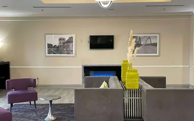 Photo 3 - La Quinta Inn & Suites by Wyndham Waxahachie
