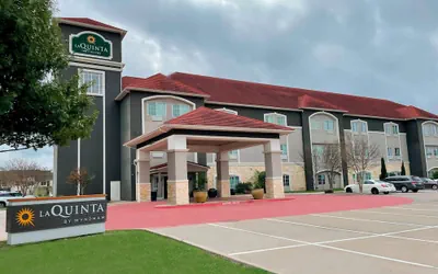 Photo 2 - La Quinta Inn & Suites by Wyndham Waxahachie