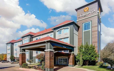 Photo 2 - La Quinta Inn & Suites by Wyndham Fort Worth NE Mall