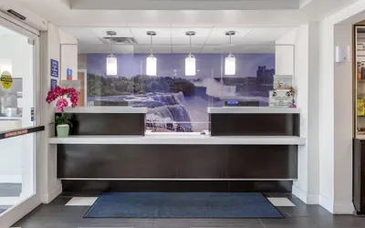 Photo 3 - SureStay Plus Hotel by Best Western Niagara Falls East