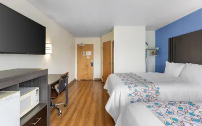 Photo 4 - SureStay Plus Hotel by Best Western Niagara Falls East