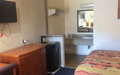 Photo 4 - Crown Lodge Motel Oakland