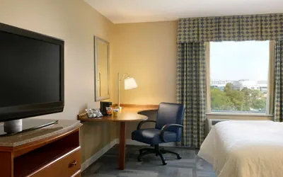 Photo 5 - Hampton Inn New York - LaGuardia Airport