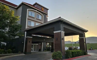 Photo 2 - La Quinta Inn & Suites by Wyndham Lawton / Fort Sill