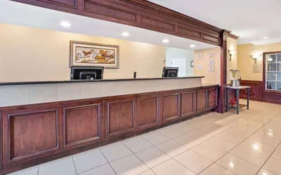 Photo 3 - La Quinta Inn & Suites by Wyndham Houston - Magnolia