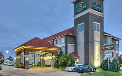Photo 2 - La Quinta Inn & Suites by Wyndham Tulsa Airpt / Expo Square