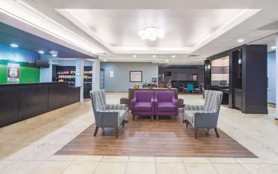 Photo 3 - La Quinta Inn & Suites by Wyndham Tulsa Airpt / Expo Square