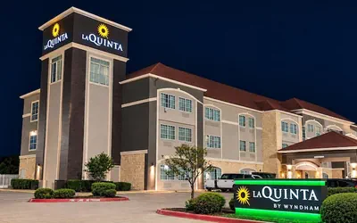 Photo 2 - La Quinta Inn & Suites by Wyndham Ennis