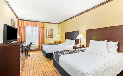 Photo 4 - La Quinta Inn & Suites by Wyndham Ennis