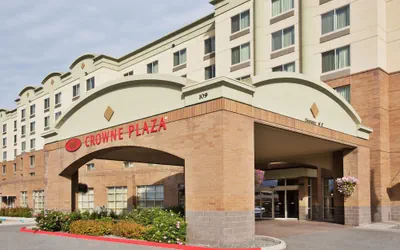 Photo 2 - Crowne Plaza Anchorage Midtown by IHG