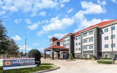 Photo 2 - La Quinta Inn & Suites by Wyndham Mt. Pleasant