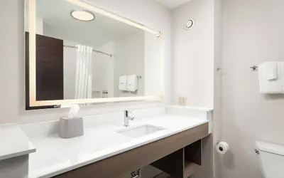 Photo 2 - Holiday Inn Express & Suites Newport S by IHG