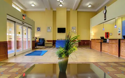 Photo 2 - Holiday Inn Express Hotel & Stes Kansas City Sports Complex by IHG