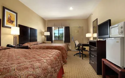 Photo 4 - Super 8 by Wyndham Stephenville