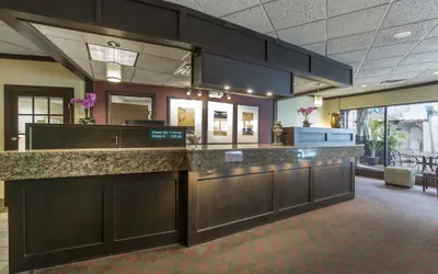 Photo 4 - Lamplighter Inn & Suites - South