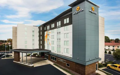 Photo 2 - La Quinta Inn & Suites by Wyndham Winchester