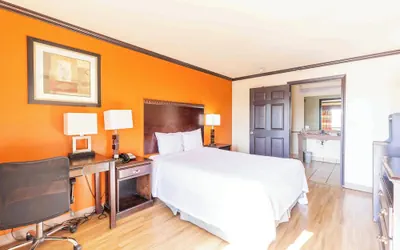 Photo 4 - Days Inn by Wyndham Oklahoma City/Moore
