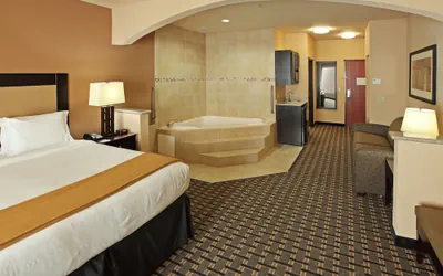 Photo 3 - Holiday Inn Express & Suites Paris, Texas by IHG