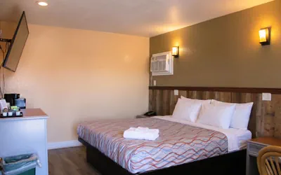 Photo 3 - Colonial Inn Motel