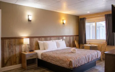 Photo 4 - Colonial Inn Motel