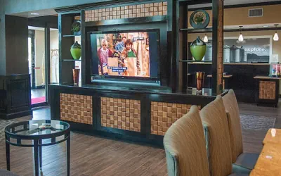 Photo 5 - Hampton Inn & Suites Palestine