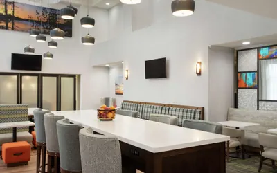 Photo 5 - Hampton Inn and Suites Pine Bluff