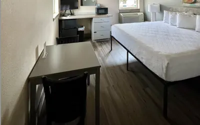 Photo 5 - Price Pointe Inn