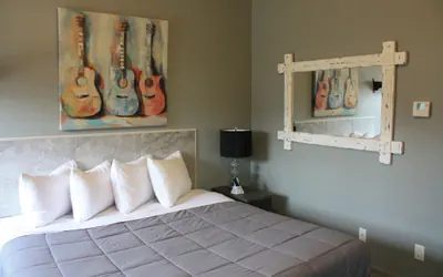 Photo 2 - Price Pointe Inn
