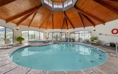 Photo 2 - Best Western Plus Swiss Chalet Hotel & Suites