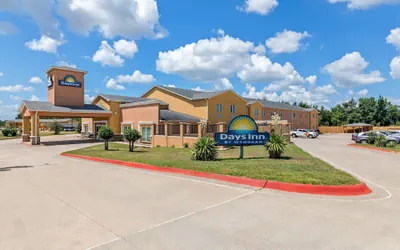 Photo 2 - Days Inn by Wyndham Rockdale Texas