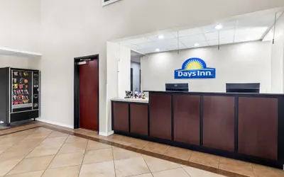 Photo 3 - Days Inn by Wyndham Rockdale Texas