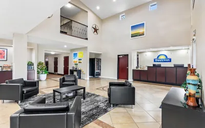 Photo 4 - Days Inn by Wyndham Rockdale Texas