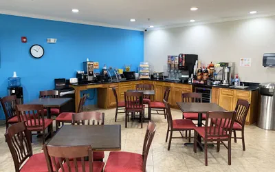 Photo 3 - Days Inn & Suites by Wyndham Cabot