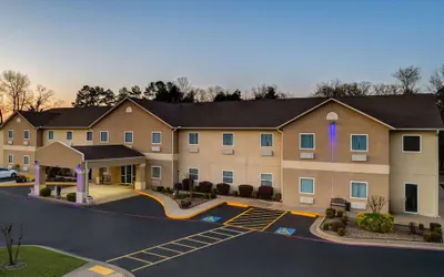 Photo 2 - Days Inn & Suites by Wyndham Cabot