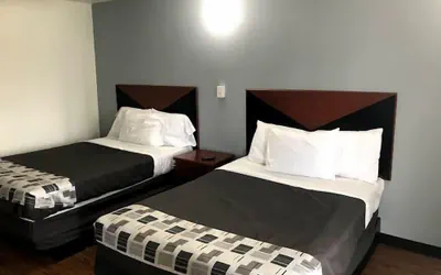 Photo 4 - Regency Inn