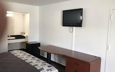 Photo 5 - Regency Inn
