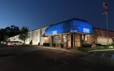 Photo 2 - Travelodge Inn & Suites by Wyndham Albany
