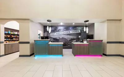 Photo 3 - La Quinta Inn & Suites by Wyndham Ft. Worth - Forest Hill TX