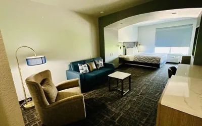 Photo 4 - La Quinta Inn & Suites by Wyndham Ft. Worth - Forest Hill TX