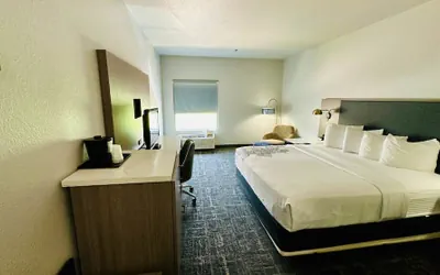 Photo 5 - La Quinta Inn & Suites by Wyndham Ft. Worth - Forest Hill TX