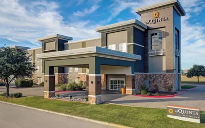 Photo 2 - La Quinta Inn & Suites by Wyndham Ft. Worth - Forest Hill TX