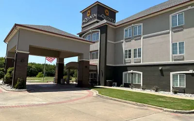 Photo 2 - La Quinta Inn & Suites by Wyndham Sulphur Springs