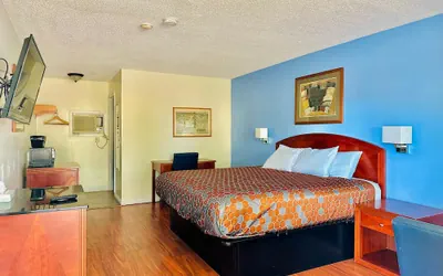 Photo 5 - Hampton Motor Inn