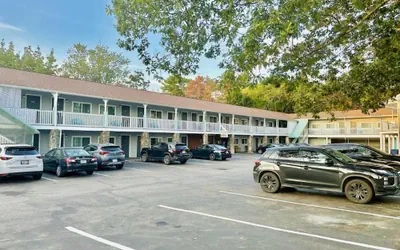 Photo 2 - Hampton Motor Inn
