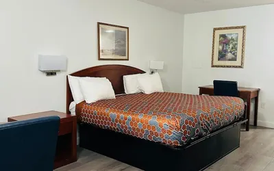 Photo 4 - Hampton Motor Inn