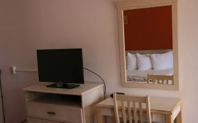 Photo 5 - Royal Crest Motel