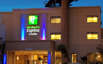 Photo 2 - Holiday Inn Express & Suites Woodland Hills by IHG