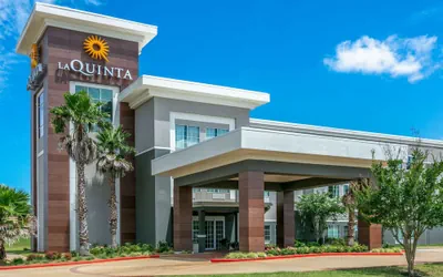 Photo 2 - La Quinta Inn & Suites by Wyndham Jacksonville TX