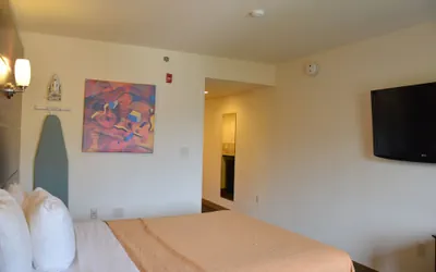 Photo 4 - Days Inn & Suites by Wyndham Milwaukee