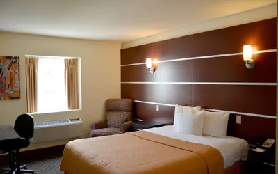 Photo 5 - Days Inn & Suites by Wyndham Milwaukee